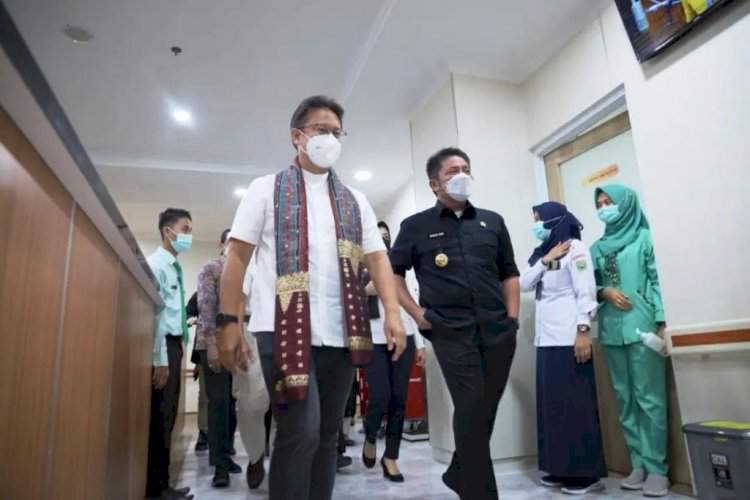 Menkes Budi Gunadi Sadikin bersama Gubernur Sumsel Herman Deru saat meninjau fasilitas dan layanan di RSUD Siti Fatimah Az-Zahra, Rabu (5/1). (Humas Provinsi Sumsel/rmolsumsel.id) 