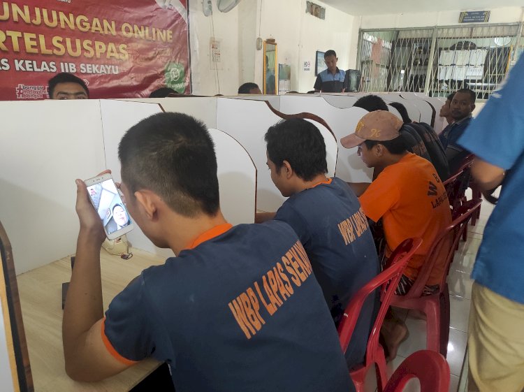 Sejumlah warga binaan Lapas Kelas IIB Sekayu melakukan video call dengan keluarga. (Amarullah Diansyah/Rmolsumsel.id) 