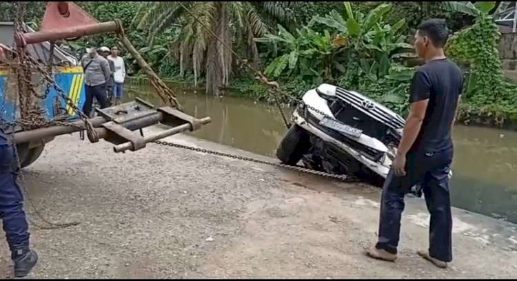 Mobil Fortuner putih saat dievakuasi usai terjun bebas ke Sungai di Belakang Politeknik Unsri. (Istimewa/rmolsumsel.id)