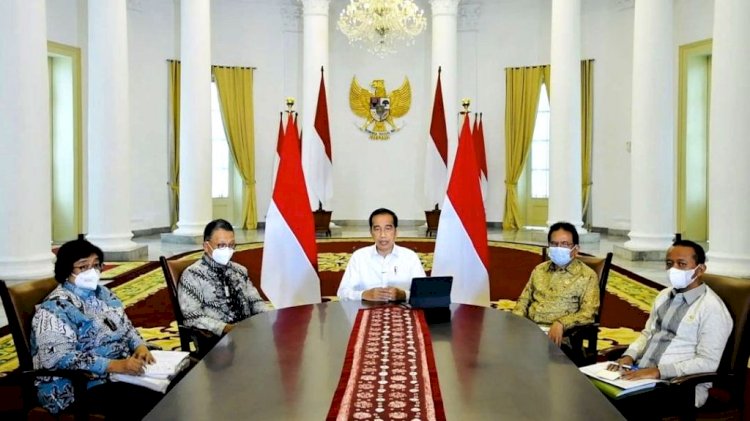 Presiden Joko Widodo didampingi sejumlah Menteri mengumumkan pencabutan ribuan izin tambang, kehutanan, dan perkebunan di Istana Kepresidenan Bogor, Kamis (6/1). (BPMI Setpres/rmolsumsel.id)