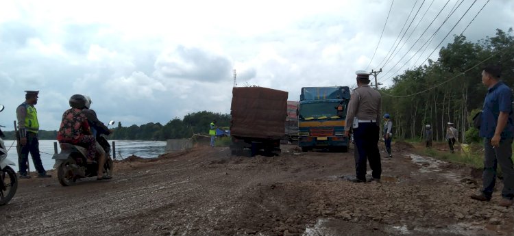 Kemacetan terjadi di Jalan Lintas Tengah Desa Bailangu Timur yang disebabkan jalan yang hancur dan mobil mogok di badan jalan. (Amarullah Diansyah/rmolsumsel). 