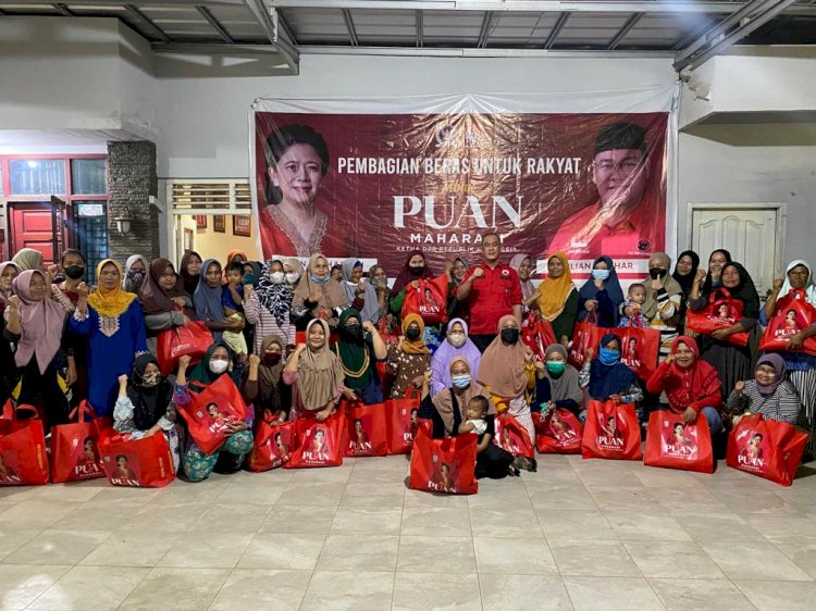 Pembagian bantuan paket beras dari Ketua DPR RI Puan Maharani di Kota Palembang. (ist/rmolsumsel.id)