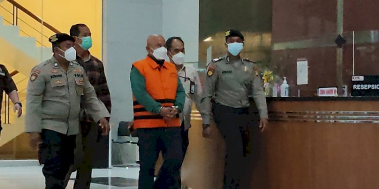 Wali Kota Bekasi Rahmat Effendi mengenakan rompi oranye, khas tahanan KPK (RMOL/RMOLSumsel.id)