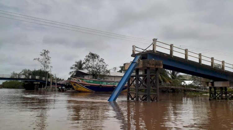 Jembatan penghubung antar desa di Kecamatan Lalan ambruk pasca ditabrak ponton. (Istilah/rmolsumsel.id). 