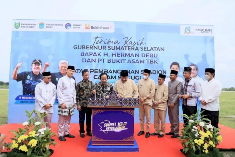 Gubernur Sumsel Herman Deru dan Dirut PT Bukit Asam, Arsal Ismail  didamping pejabat  serta tokoh lainnya saat meresmikan pembangunan Stadion Caram Seguguk di Kabupaten Ogan Ilir. (ist/rmolsumsel.id)