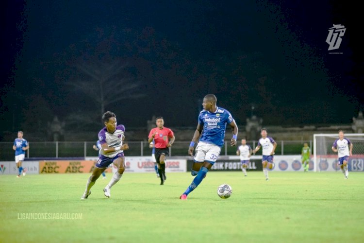 Penyerang Persib Bandung Bruno Cantanhede dikawal pergerakannya oleh bek Persita Tangerang Muhammad Toha pada laga pekan ke-18 Liga 1, Jumat malam (7/1). (LIB/rmolsumsel.id)