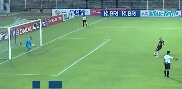 Eksekusi penalti Striker Anco Jansen/repro