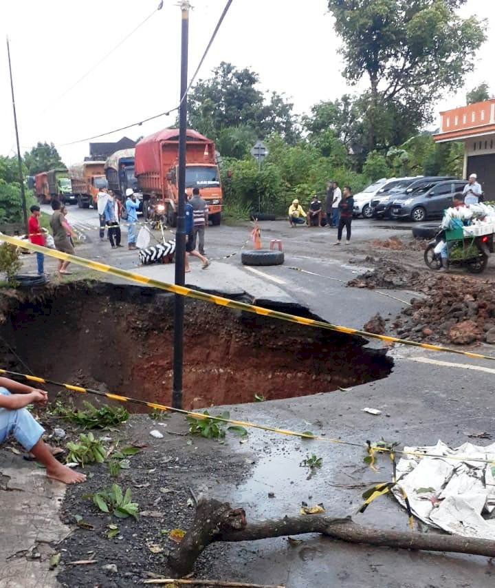 ilustrasi jalan amblas (istimewa/rmolsumsel.id)