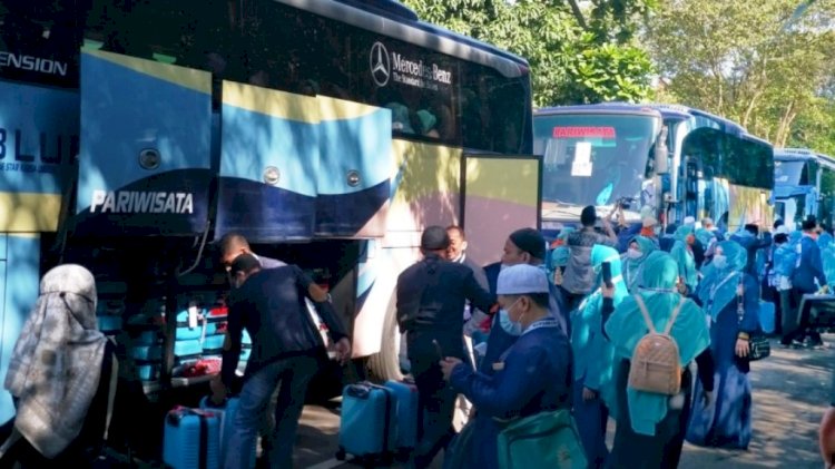 Para jemaah umrah saat pelepasan keberangkatan di Asrama Haji Pondok Gede, Jakarta, Sabtu (8/1). (Ist/rmolsumsel.id)