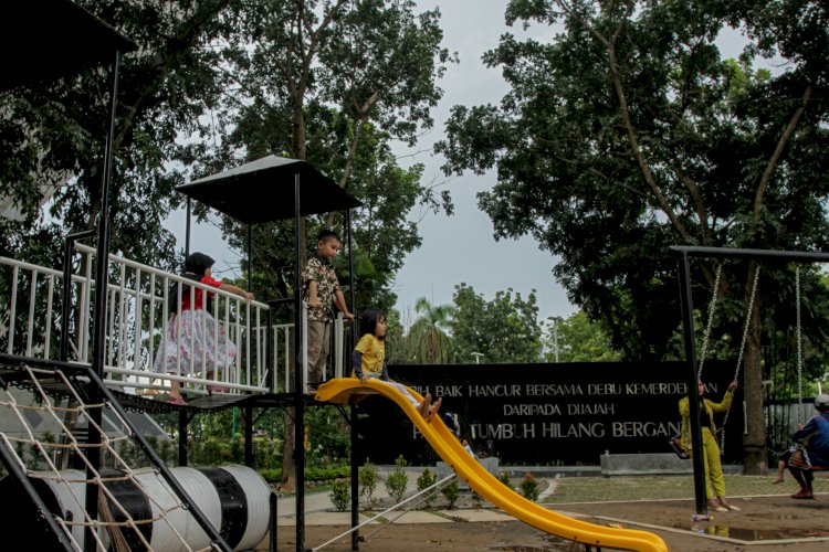  Sejumlah anak-anak bermain di fasilitas bermain anak-anak yang berlokasi di Monpera Palembang. (hummaidy kenedy/rmolsumsel.id)