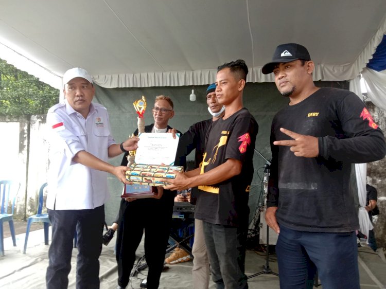 Ketua fornas Kota Palembang, zulfikar muharrami paling kiri menyerahkan hadiah kepada pemenang. (ist/rmolsumsel.id)