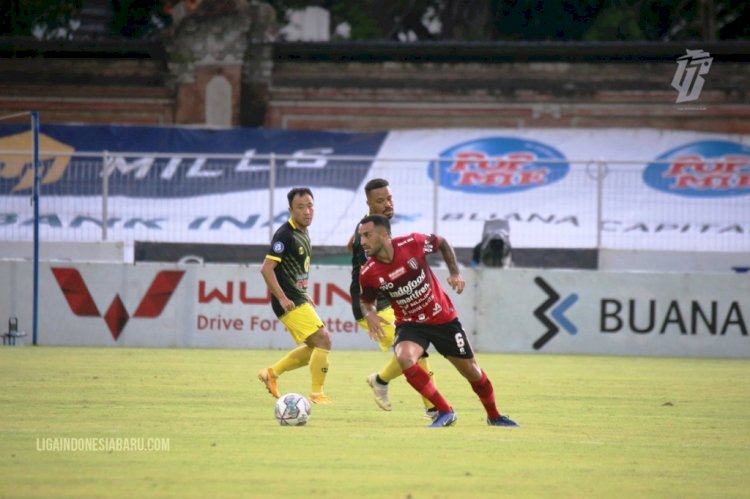 Gelandang Bali United Brwa Nouri melewati hadangan pemain Barito Putera Yu Hyun-koo dan Rafael Silva pada laga pekan 18 Liga 1 2021/2022, Minggu (9/1). (LIB/rmolsumsel.id)