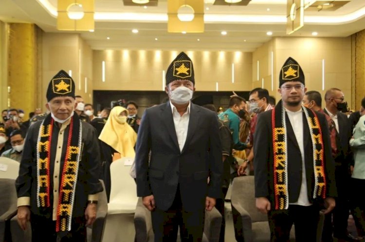 Gubernur Sumsel Herman Deru bersama Ketua Majelis Syuro Partai Ummat Amien Rais dan Ketua Umum DPP Partai Ummat Ridho Rahmadi pada pelantikan pengurus DPW Partai Ummat Sumsel di The Alts Hotel Palembang, Minggu (9/1). (Humas Provinsi Sumsel/rmolsumsel.id)