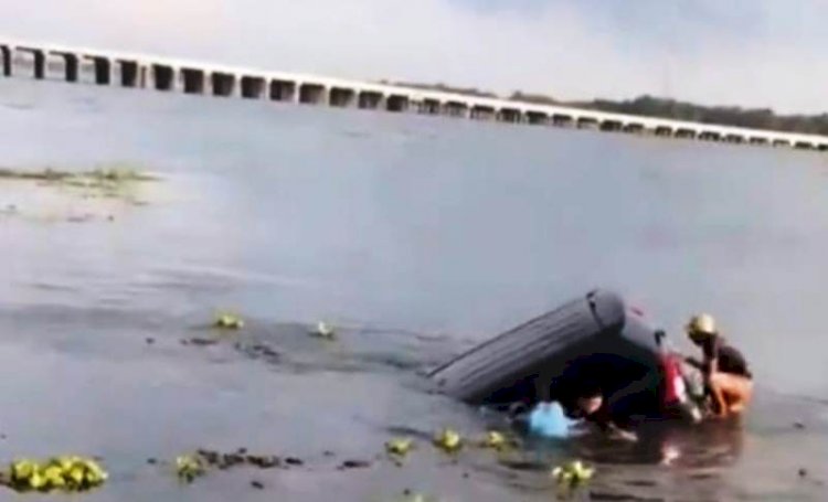 Tangkapan layar video yang merekam detik-detik mobil tenggelam di Indralaya, Minggu sore (9/1). (Ist/rmolsumsel.id)