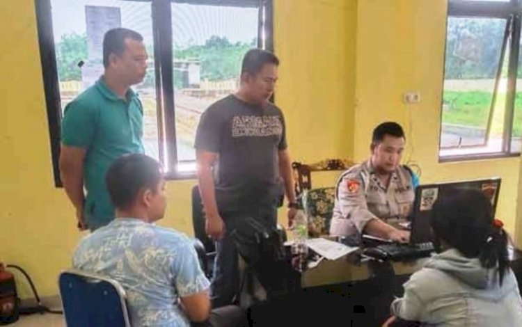 Oknum polisi SJ dan pasangan selingkuhnya DL saat menjalani pemeriksaan di Mapolres Muratara, Minggu (9/1). (Ist/rmolsumsel.id)