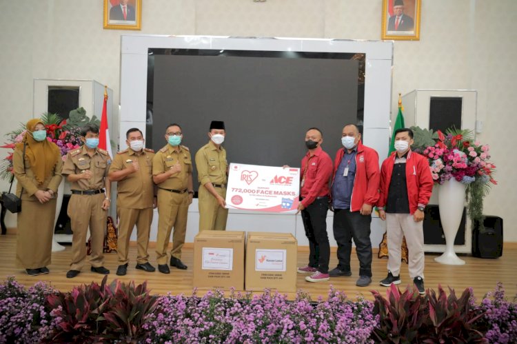 Bantuan ACE Hardware melalui Kawan Lama Foundation kepada Wali Kota Palembang, Harnojoyo. (Istimewa/rmolsumsel.id)