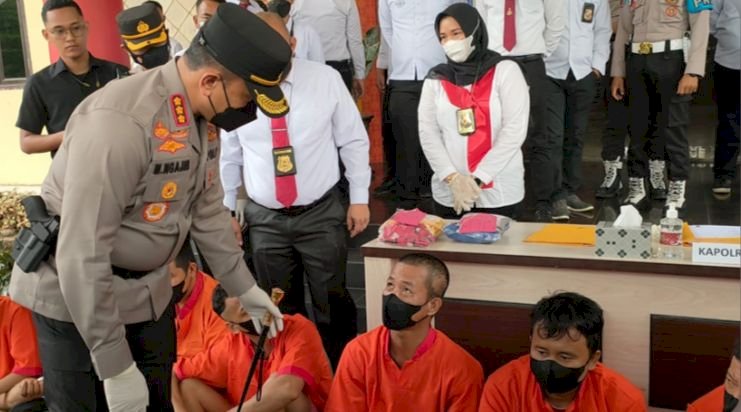 Kapolrestabes Palembang, Kombes Pol Mokhamad Ngajib, menggelar konferensi pers terkait ungkap kasus dalam satu pekan terakhir, di Aula Mapolrestabes Palembang, Senin (10/1/2022). (Mita Rosnita/Rmolsumsel.id). 