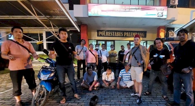 Ketiga tersangka saat ditangkap Polrestabes Palembang. (Istimewa/rmolsumsel.id)