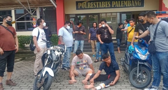 Dua pelaku curanmor, Ibrahim (29) dan Arman (35) ditembak anggota Satreskrim Polrestabes Palembang. (ist/rmolsumsel.id)