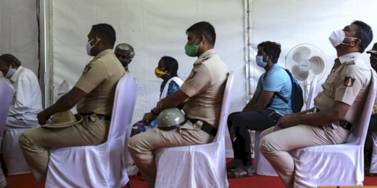 Sejumlah orang antre untuk mendapatkan suntikan booster di New Delhi. (AP/rmolsumsel.id)