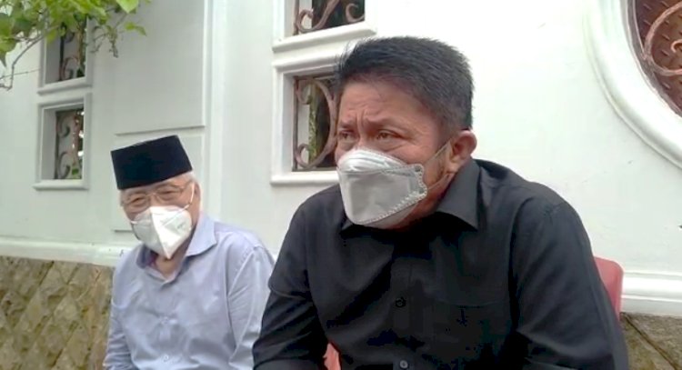 Gubernur Sumatera Selatan Herman Deru saat menceritakan meninggalnya H Husni di depan rumah duka, Selasa (11/1). (Humaidy Kenedy/rmolsumsel.id)