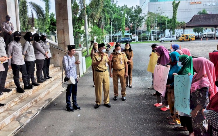 Emak-emak dari Masyarakat Miskin Kota melakukan demonstrasi di halaman DPRD Sumsel, Selasa (11/1). (Dudy Oskandar/rmolsumsel.id)