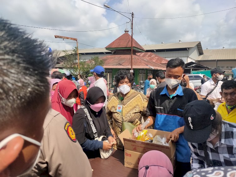 Operasi Pasar Murah minyak goreng di Pasar Alang-Alang Lebar. (Istimewa/rmolsumsel.id)