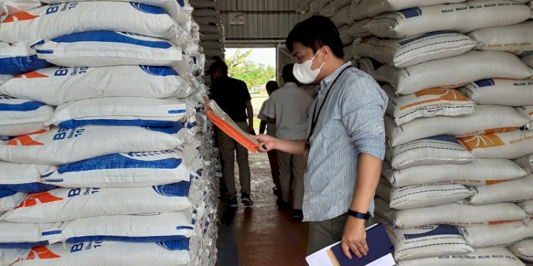 Pengawasan BPKP dalam proses penyaluran beras Bulog di daerah. (repro/rmolsumsel.id)