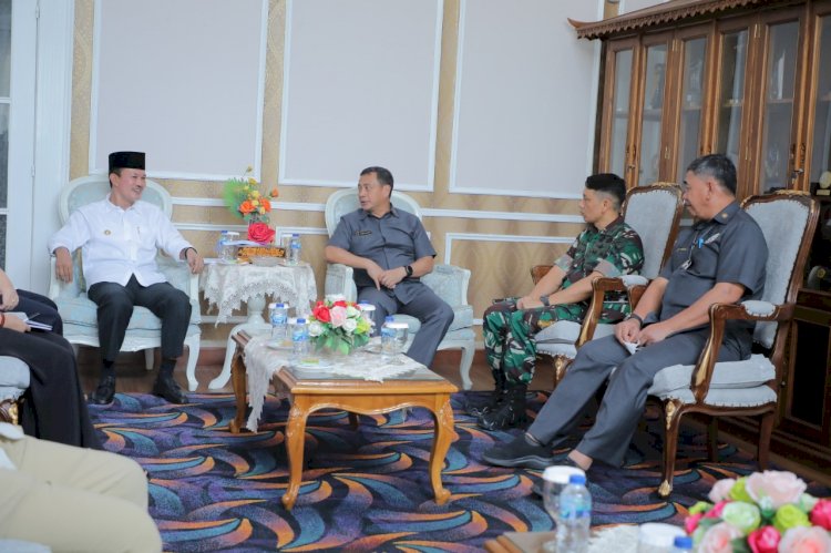 Wali Kota Palembang, Harnojoyo saat menerima audensi Ketua YKEP Indonesia, Tatang Sulaiman. (Istimewa/rmolsumsel.id)