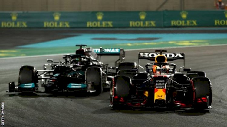 Hamilton kehilangan gelar juara dari pebalap tim Red Bull Max Verstappen  dalam balapan F1 Abu Dahbi tahun 2021/Getty Images