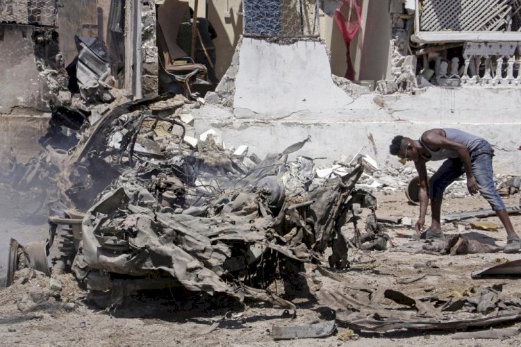 Kondisi kendaraan yang meledak di Somalia. (Istimewa/APNews.com)