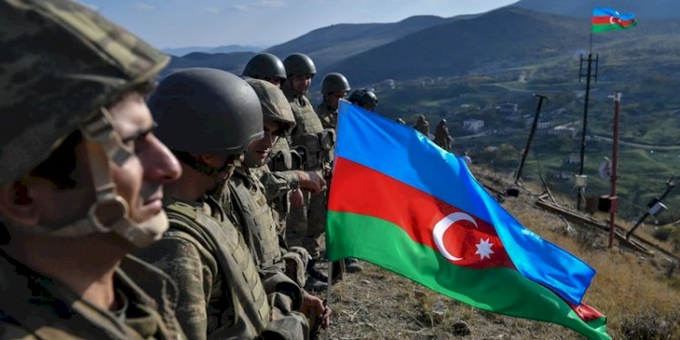 Anggota tentara Azerbaijan memegang bendera nasional Azerbaijan di ketinggian dominan dekat desa Talysh, Azerbaijan/Net