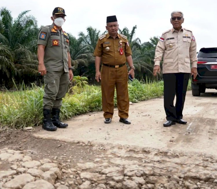 Wakil Bupati Banyuasin Slamet Somosentono saat meninjau kondisi jalan di Sungai Dua, Mariana, Kecamatan Banyuasin I, yang rusak oleh aktivitas angkutan pabrik. (Diskominfo Banyuasin/rmolsumsel.id)