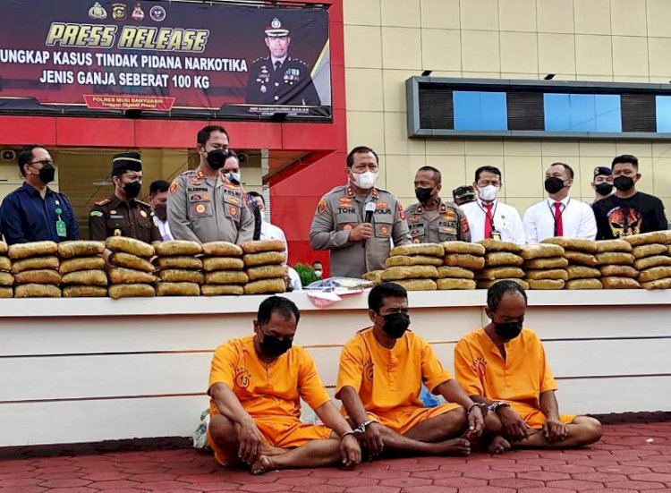 Kapolda Sumsel Irjen Toni Harmanto memberikan keterangan dalam ungkap kasus 100 kilogram ganja jaringan Sumut-Jabar, di Mapolres Muba, Kamis (13/1). (Amarullah Diansyah/rmolsumsel.id)