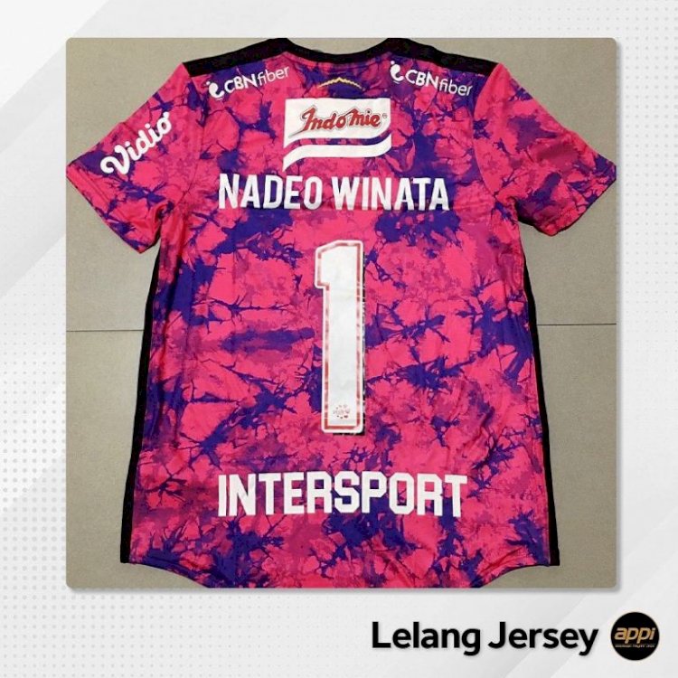 Jersei Nadeo Argawinata di Bali United dilelang untuk donasi almarhum Taufik Ramsyah kiper Tornado FC yang tewas akibat berbenturan di lapangan. (Instagram/nadeowinataa/rmolsumsel.id)