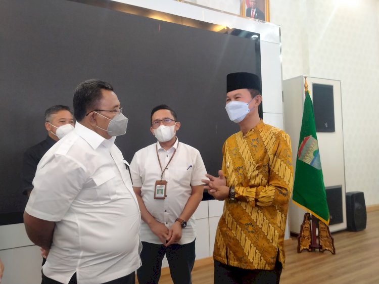 Kepala BBWS  VIII, Maryadi Utama usai membahas Festival Sekanak Lambidaro bersama Wali Kota Palembang, Harnojoyo. (Humaidy Kennedy/rmolsumsel.id)
