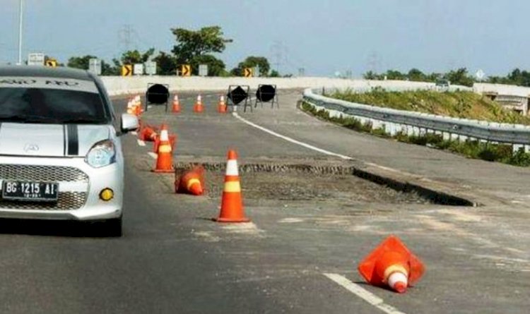 Salah satu titik di jalan tol Kayuagung - Palembang yang berlubang beberapa waktu lalu. (Net/rmolsumsel.id)