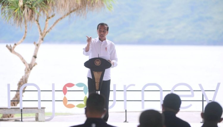 Presiden Joko Widodo saat memberikan sambutan pada peluncuran InJourney Holding Pariwisata dan Pendukung di Pantai Kuta Mandalika, Kabupaten Lombok Tengah, Kamis (13/1). (BPMI Setpres/Muchlis Jr/rmolsumsel.id)