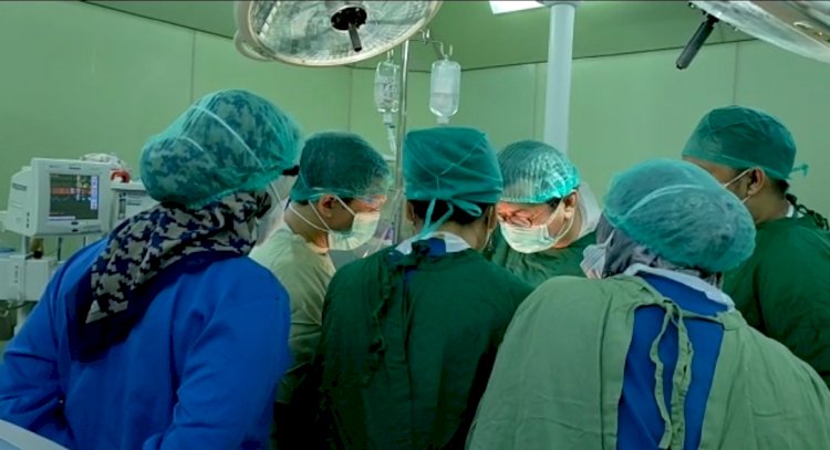Tim dokter RSUP Moh Hosein Palembang saat melakukan operasi terhadap seorang pasien yang melahirkan bayi kembar siam. (Ist/rmolsumsel). 