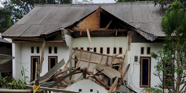 Sejumlah bangunan di kawasan Pandeglang Banten rusak parah akibat serangan gempa. (ist/rmolsumsel.id)