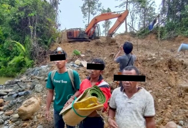 Tiga penambang emas ilegal yang diamankan tim gabungan Polda Aceh dan Polres Nagan Raya.  (ist/rmolsumsel.id)