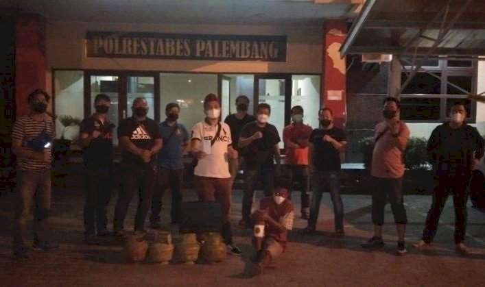 Tersangka Septian beserta dua penadah pencurian saat diringkus Polrestabes Palembang. (Istimewa/rmolsumsel.id)