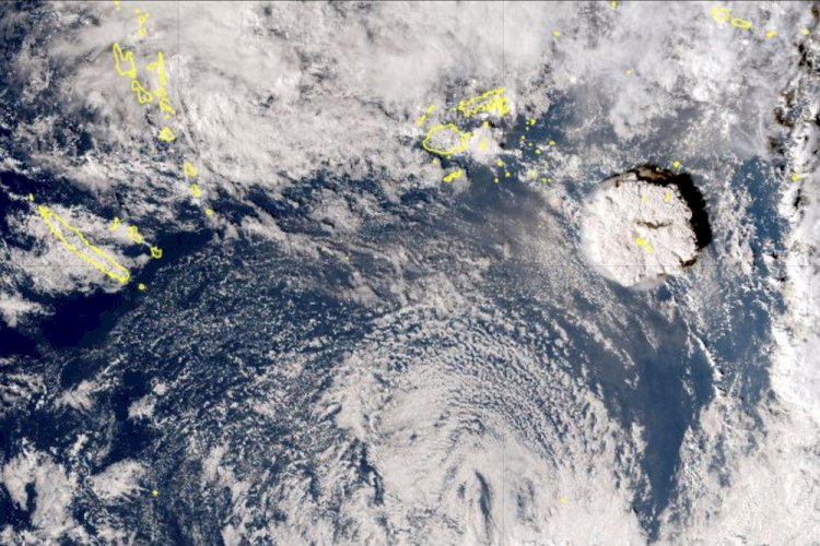 tusan gunung berapi Hunga Tonga-Hunga Ha'apai yang tampak dari gambar satelit. (Net/rmolsumsel.id)