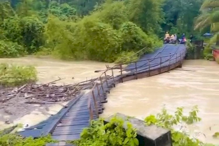 Salah satu jembatan yang rusak diterjang banjir di Aceh Timur. (Ist/Rmolsumsel.id). 