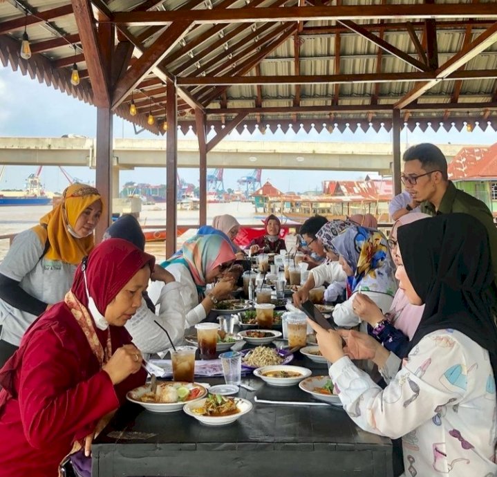 Kampung Kuliner Bingen Dapoer Cinta menyediakan makanan khas Palembang yang memanjakan para pengunjung. (Ist/Rmolsumsel.id). 