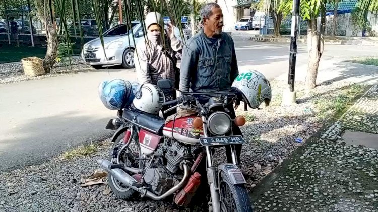 Kiki Hartono dan Heli Hidayati, pasutri yang menempuh perjalanan dari Cilacap menuju Pulau Sabang menggunakan motor CB 1970. (ist/rmolsumsel.id)