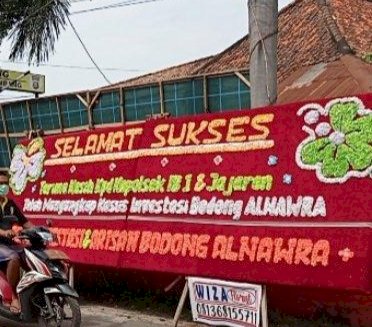 Deretan papan bunga yang bertulisan selamat setelah seorang selebgram Palembang, Alnaura Karima Prames, ditangkap kasus penipuan investasi butik pakaian, Minggu (16/1). (Ist/rmolsumsel.id)