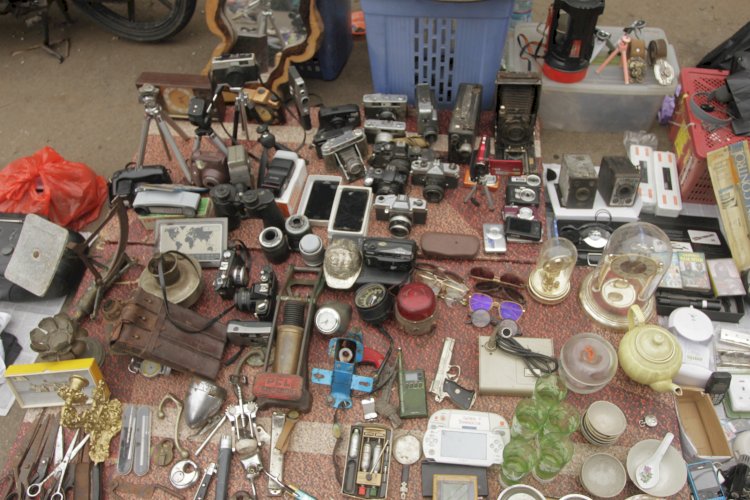 Barang bekas serta barang antik yang dijual oleh pedagang di Pasar Cinde. (humaidy kenedy/rmolsumsel.id)