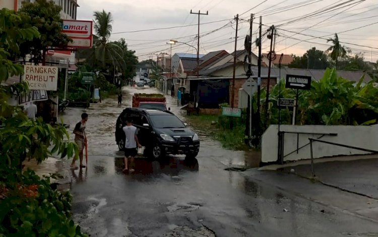 Mobil warga mogok akibat terendam genangan air di Jalan Mayor Zurbi Bustan/Foto: Yosep Indra Praja/RMOLSumsel
