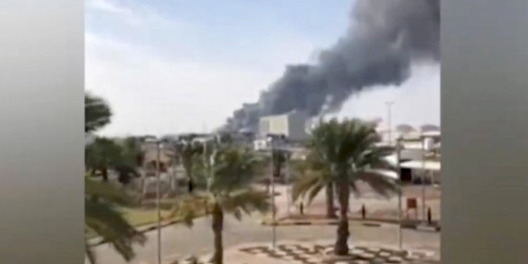 Gumpalan asap hitam tampak dari lokasi ledakan tanki minyak di Abu Dhabi/Net